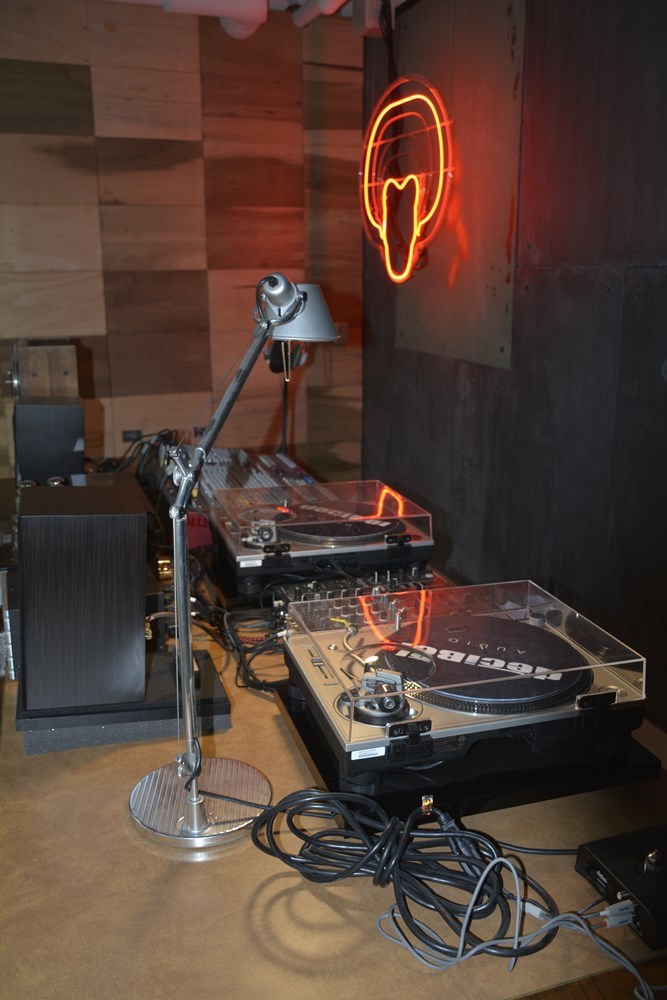 Image of AESOP DJ Booth at 95/Dan Ryan station side view